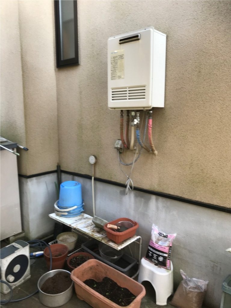 給湯器よりハイブリット給湯器交換前写真