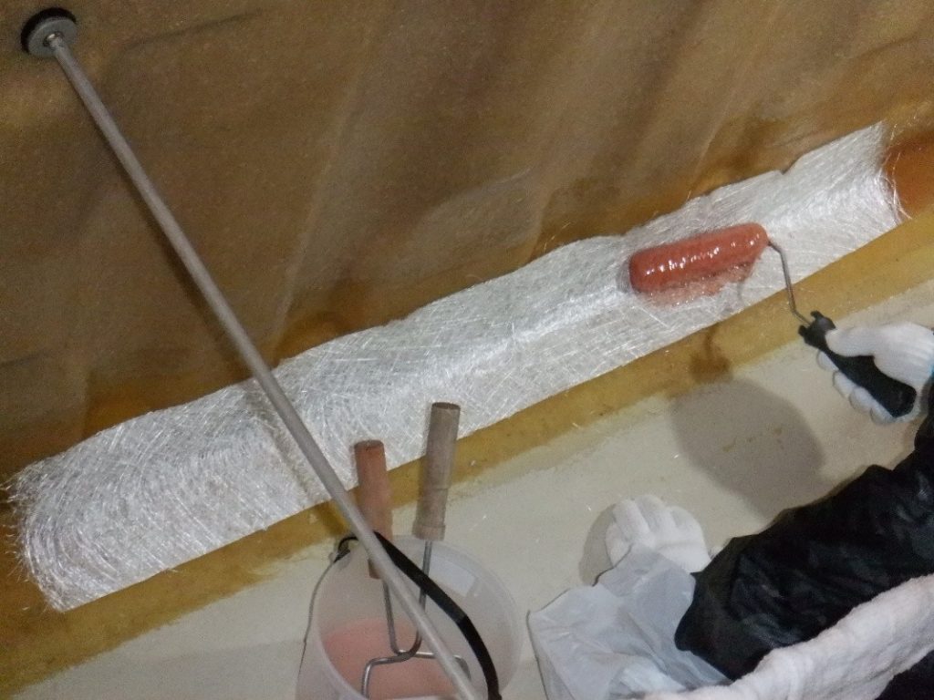 ガラスファイバー密着工法作業中①